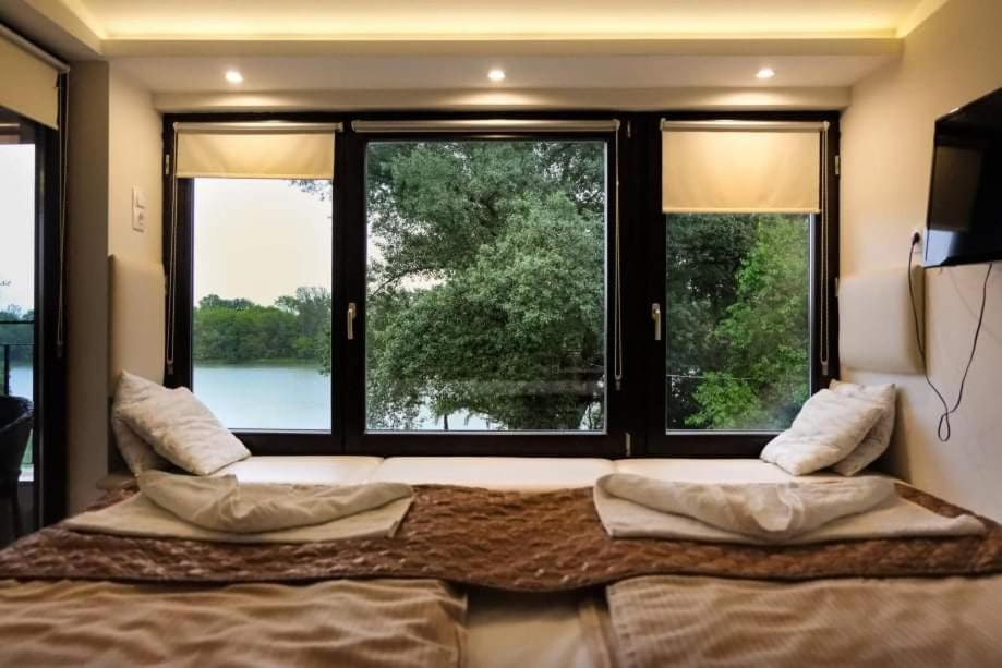Vizparti Apartmanhaz Леаньфалу Экстерьер фото